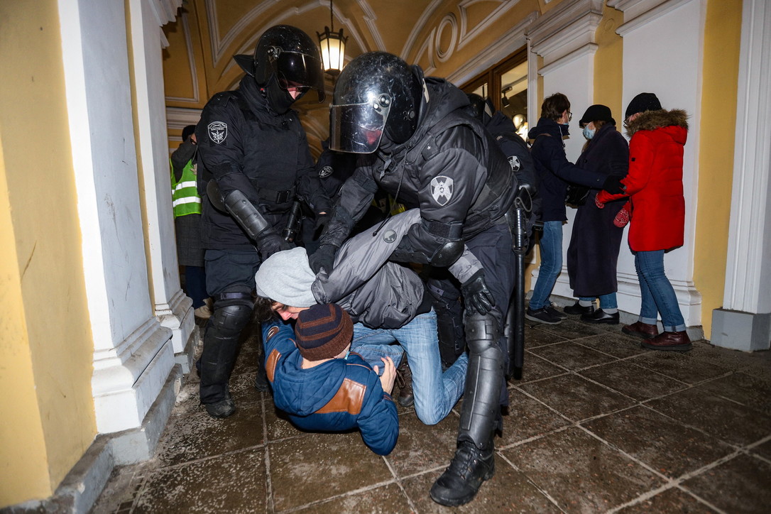 211819166-f6b3eb1e-2fdd-42c0-9dc8-cc9c4a6f2252 "Mondo, non odiarci": i russi si fanno arrestare per gridare che questa guerra non è la loro