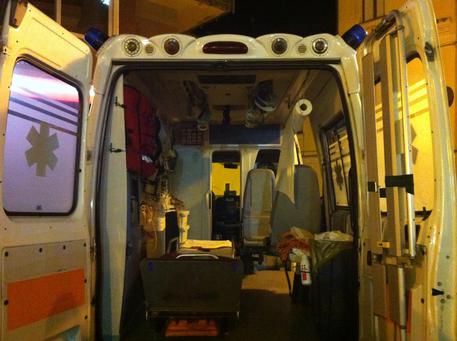 Ambulanza ambulanze Violenta una ragazza incosciente in un'ambulanza: arrestato un paramedico