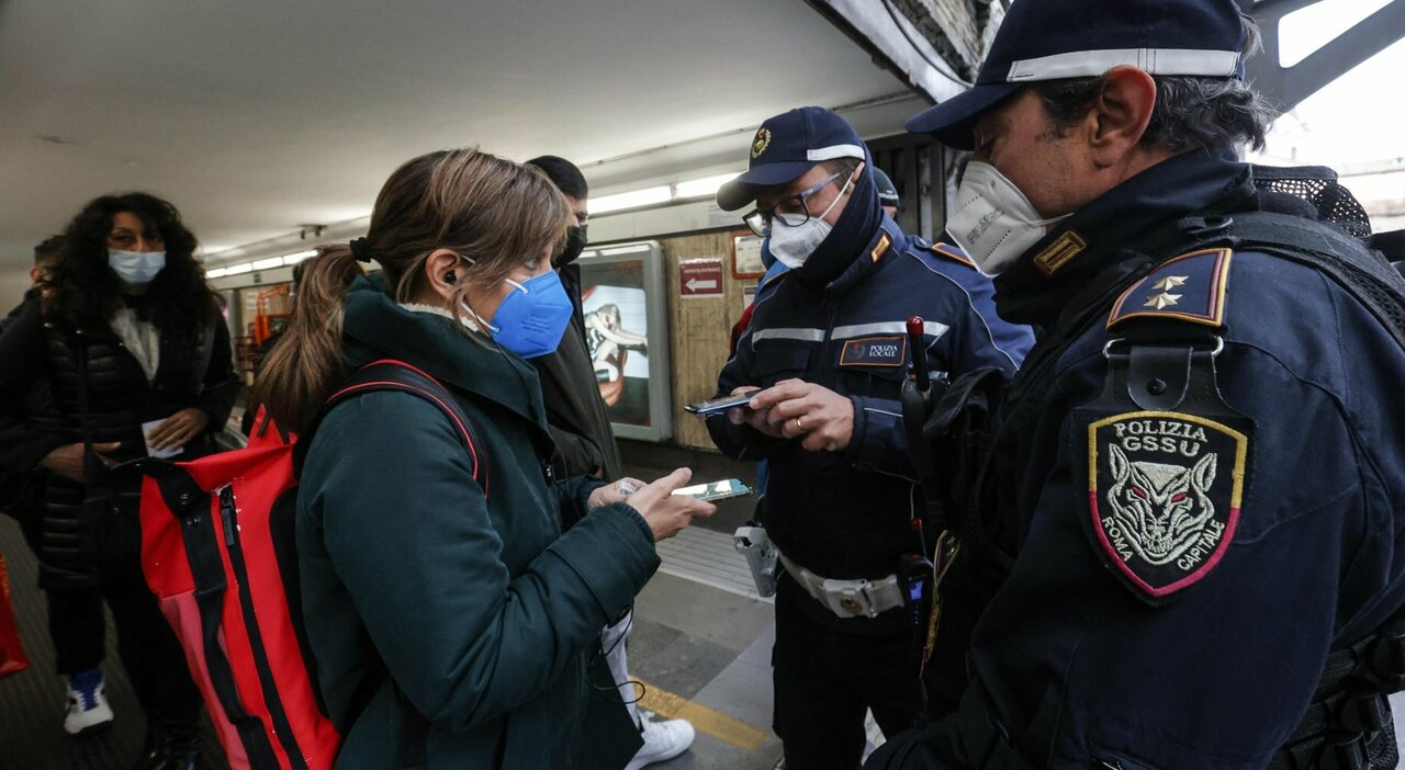 La vergogna delle multe ai No Vax (over 50) che non partono: manca l'elenco di chi non si è vaccinato