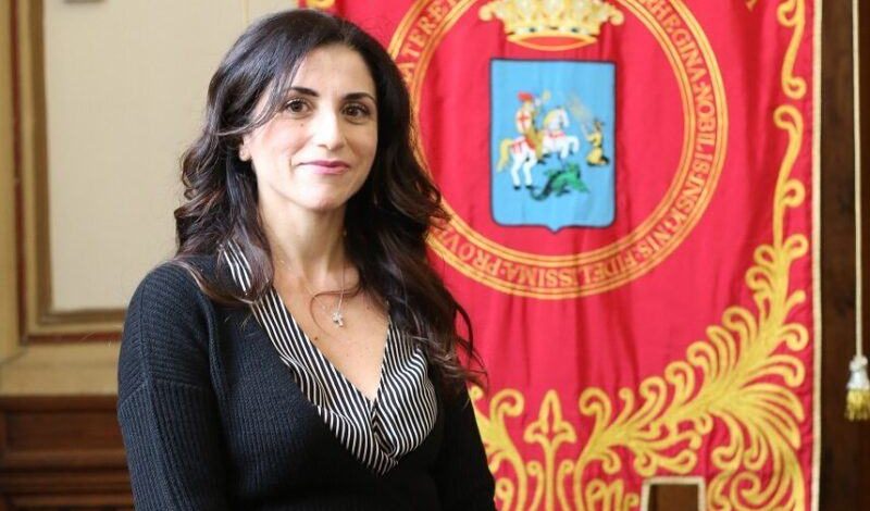 Reggina calcio, scivolone sessista sui social. L'assessora Martino: "Il post invita alla violenza sulle donne"