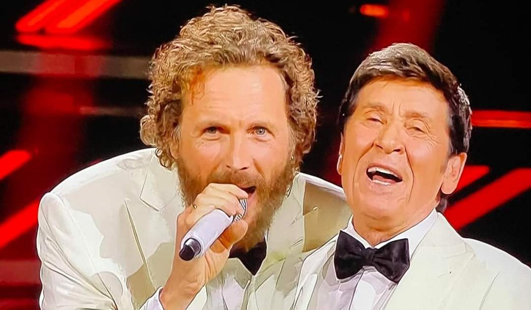 Sanremo, Morandi e Jovanotti: la strana coppia fa ballare l'Ariston