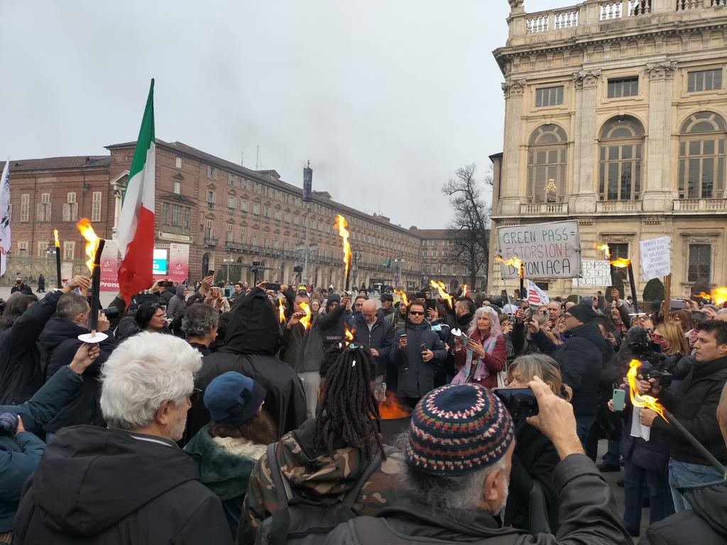 No-vax e no green pass ora si paragonano a Giordano Bruno: "I roghi bruciano ancora..."