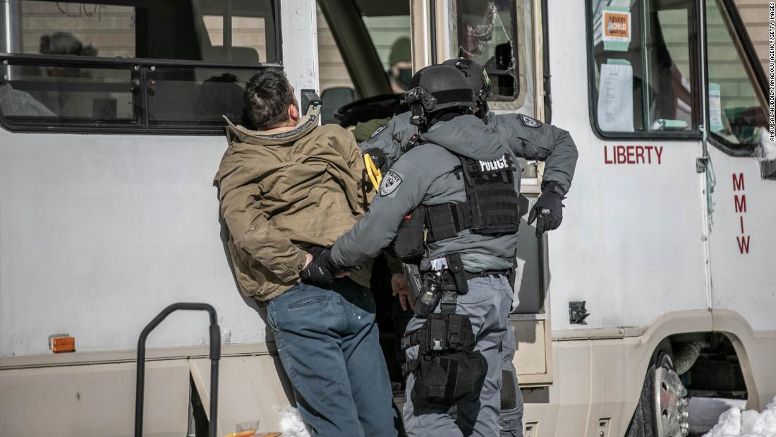 Ottawa, la polizia arresta cento manifestanti no-vax e sblocca la città assediata dai negazionisti