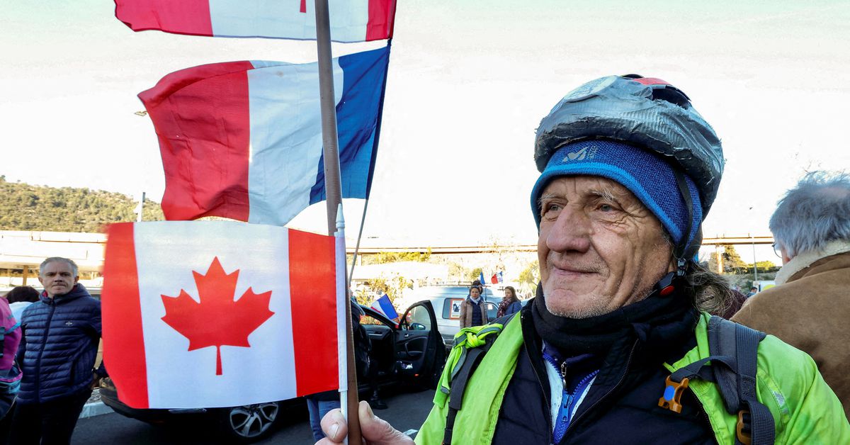 I camionisti no-vax bloccano il ponte che collega il Canada agli Stati Uniti