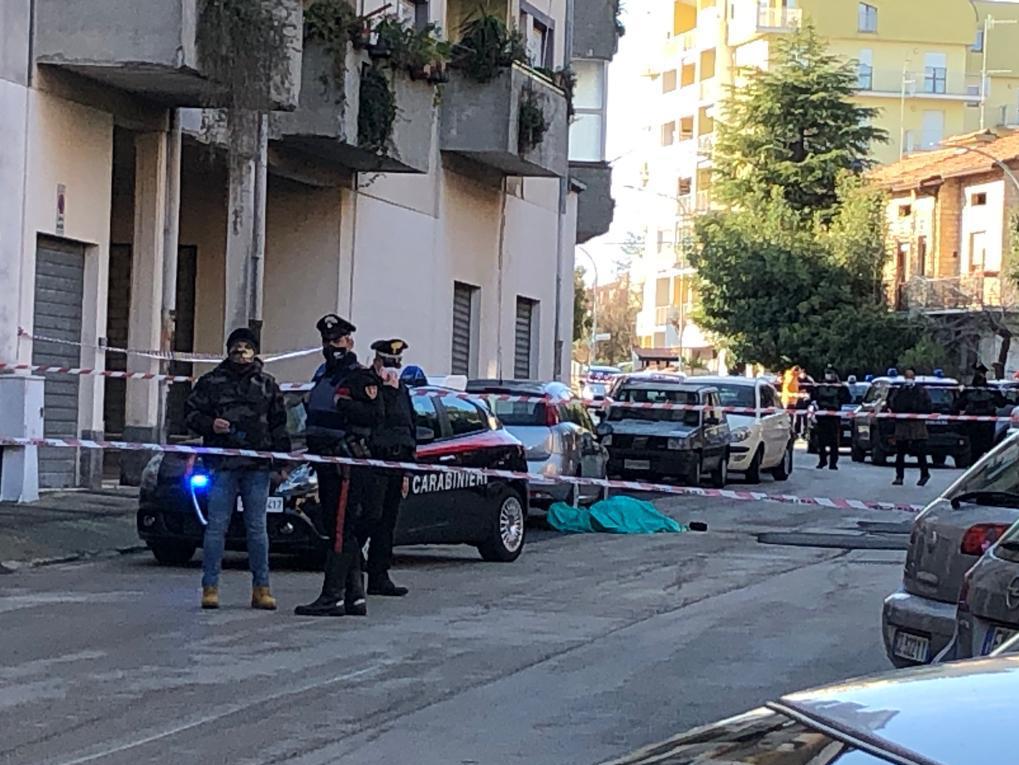 Lanciano, anziano pittore ucciso con dieci colpi di pistola in strada