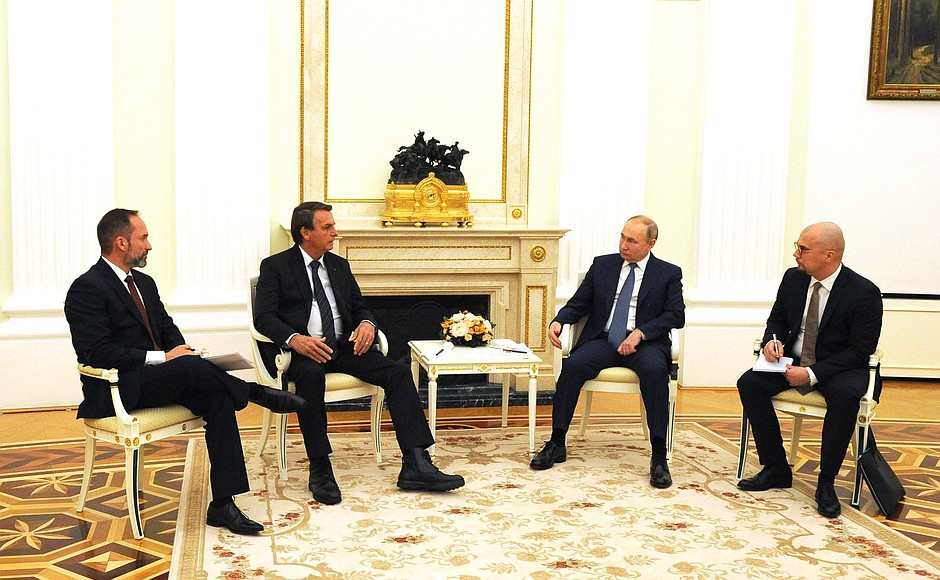 Putin riceve Bolsonaro al Cremlino: per il presidente brasiliano il piccolo tavolo Putin riceve Bolsonaro al Cremlino: per il presidente brasiliano il piccolo tavolo