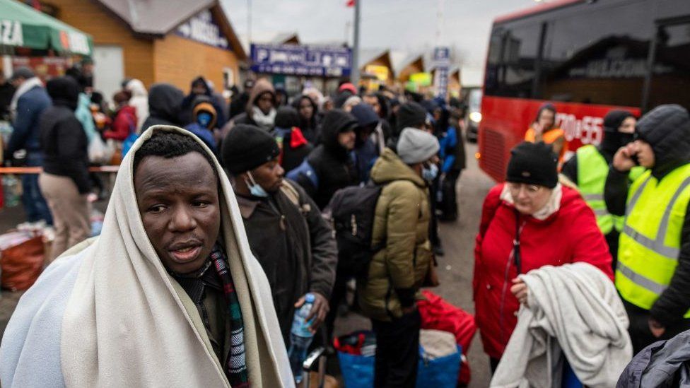 Ucraina, razzismo verso i profughi africani: ad alcuni non viene fatto attraversare il confine Ucraina, razzismo verso i profughi africani: ad alcuni non viene fatto attraversare il confine