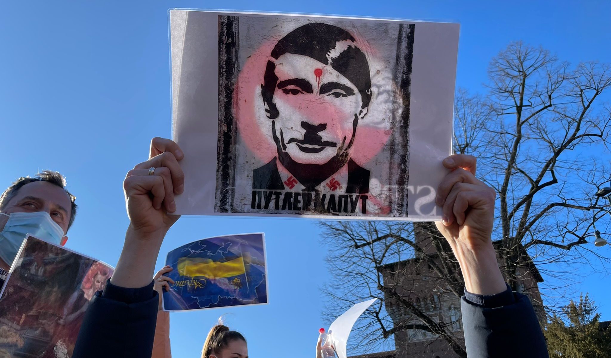 Ucraina, Putin come Hitler: i pacifisti in piazza contro la guerra e l'invasione russa