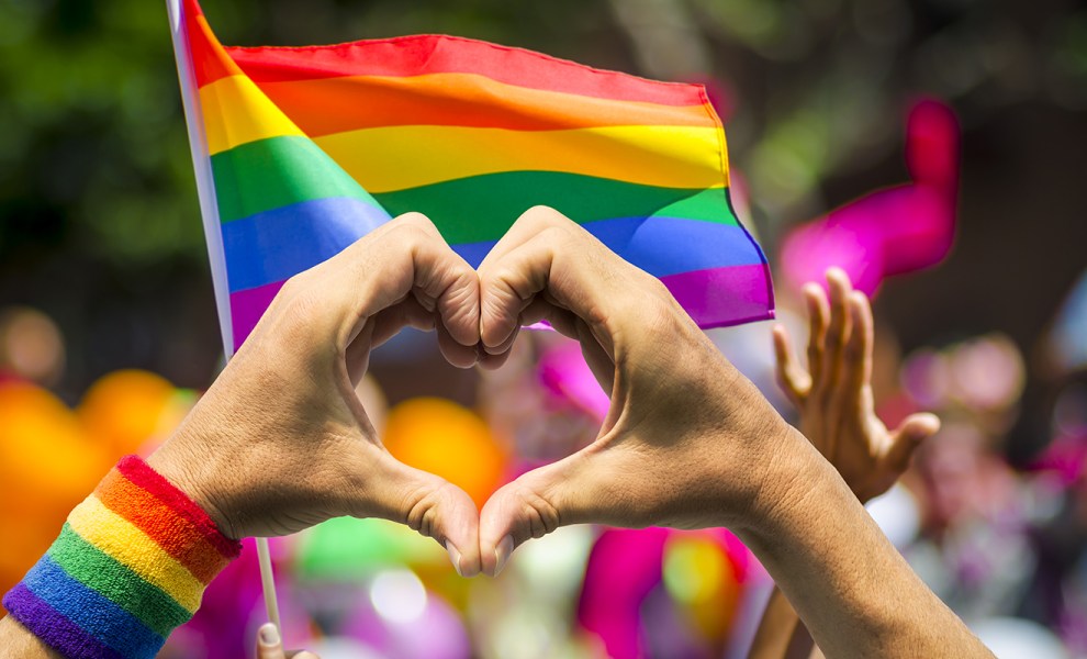 Aggressione omofoba a Roma: un uomo sputa a una volontaria di Gay Center e Arcigay