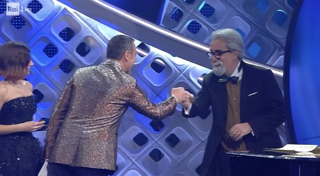 Sanremo, il trionfale ritorno di Beppe Vessicchio all'Ariston. E i social impazziscono