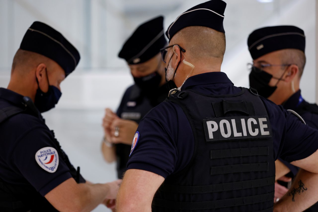 La Polizia francese ha ucciso un uomo che brandiva un coltello: escluso movente terroristico