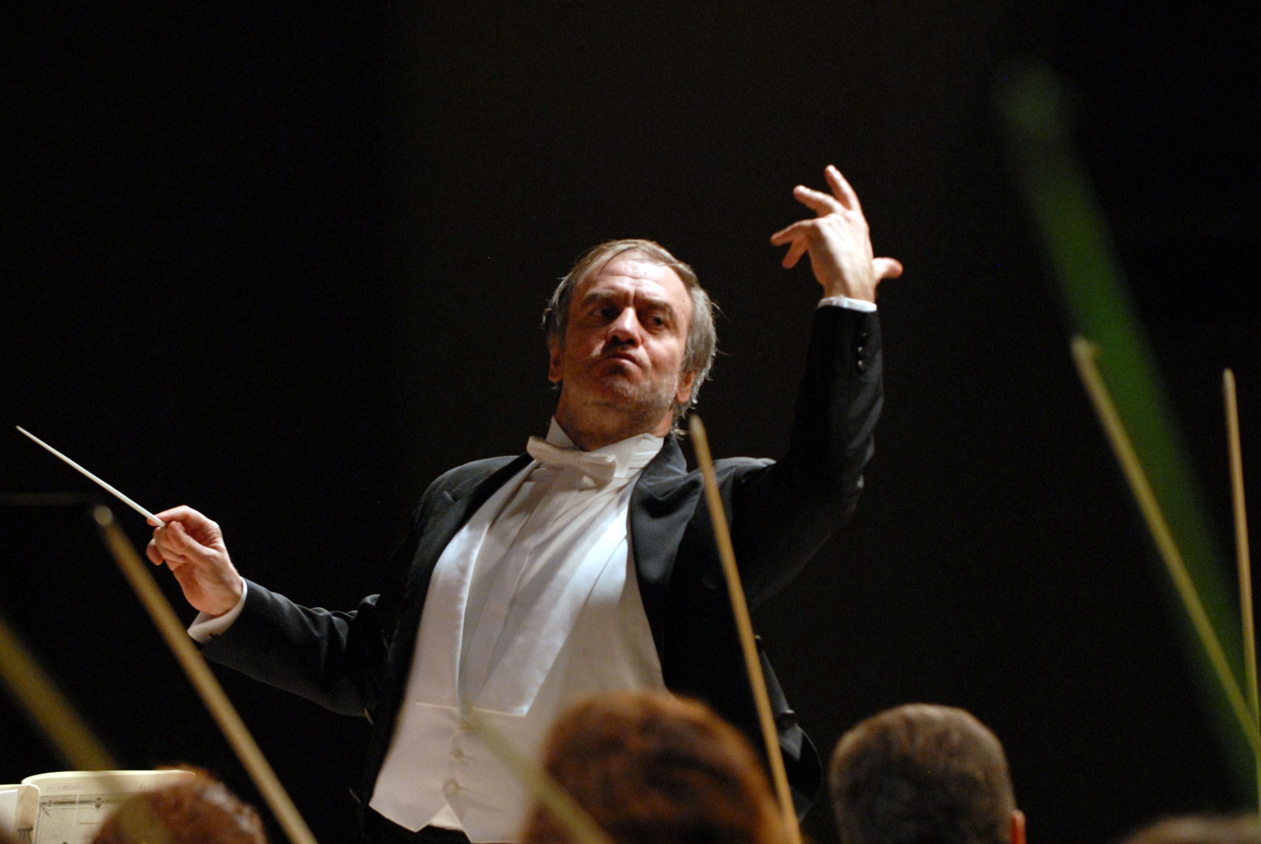 L'ultimatum di Sala: "Il maestro Gergiev condanni l'invasione ucraina o la sua collaborazione con la Scala finirà ora"