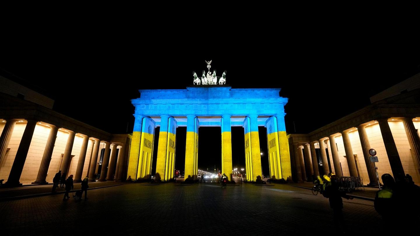 Solidarietà all'Ucraina: Roma, Berlino e Parigi illuminano di giallo e azzurro i monumenti