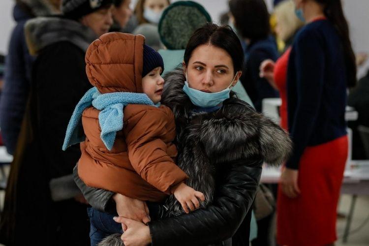 Guerra in Ucraina: le madri cuciono sugli abiti dei figli il loro gruppo sanguigno