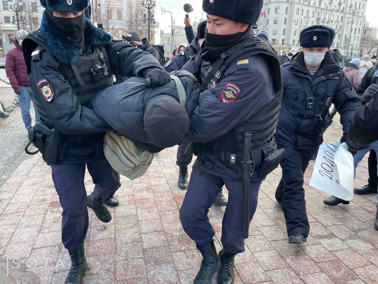 guerra-ucraina-polizia-russa Mosca, la polizia sta arrestando in massa i manifestanti contro la guerra in Ucraina