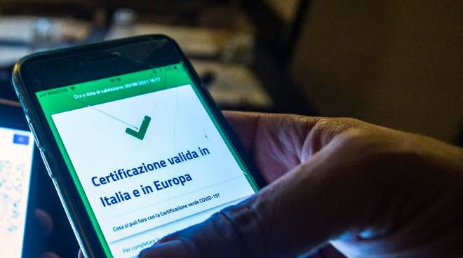 Il virologo Falcone: "Mantenere il Green Pass così com'è non ha molto senso"