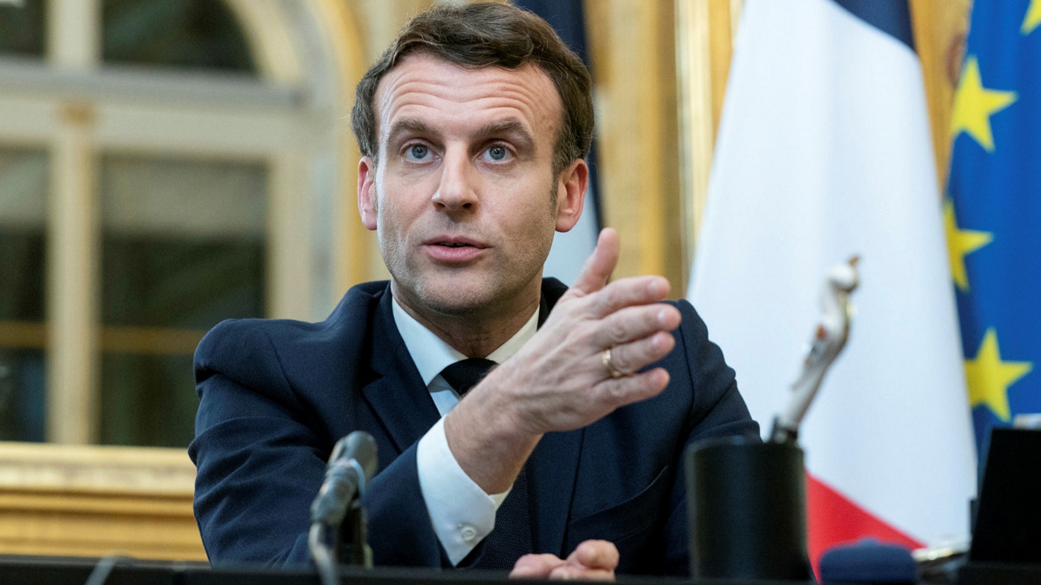 Putin a Macron: "Gli ucraini devono deporre le armi a Mariupol per risolvere la situazione umanitaria"