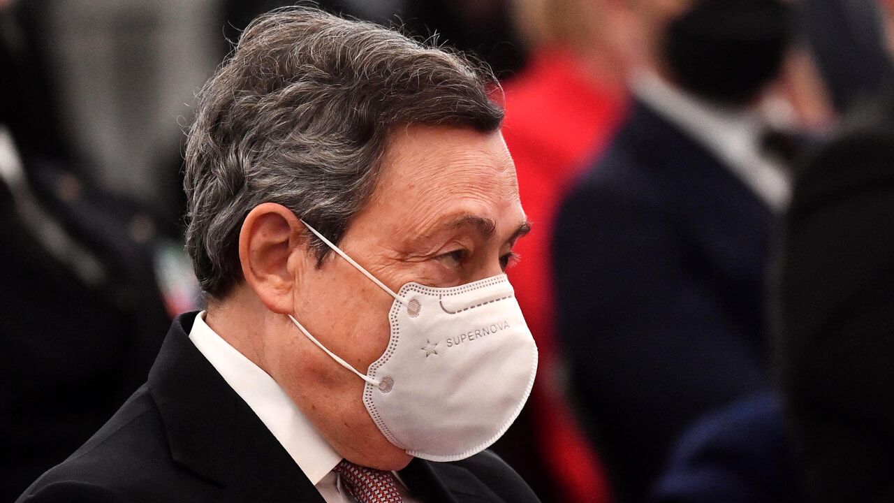 Sondaggi politici: gli italiani si fidano più di Draghi, superato Conte