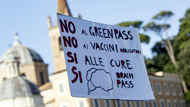 La destra proroga di sei mesi la sospensione delle multe per chi ha violato l'obbligo di vaccinazione