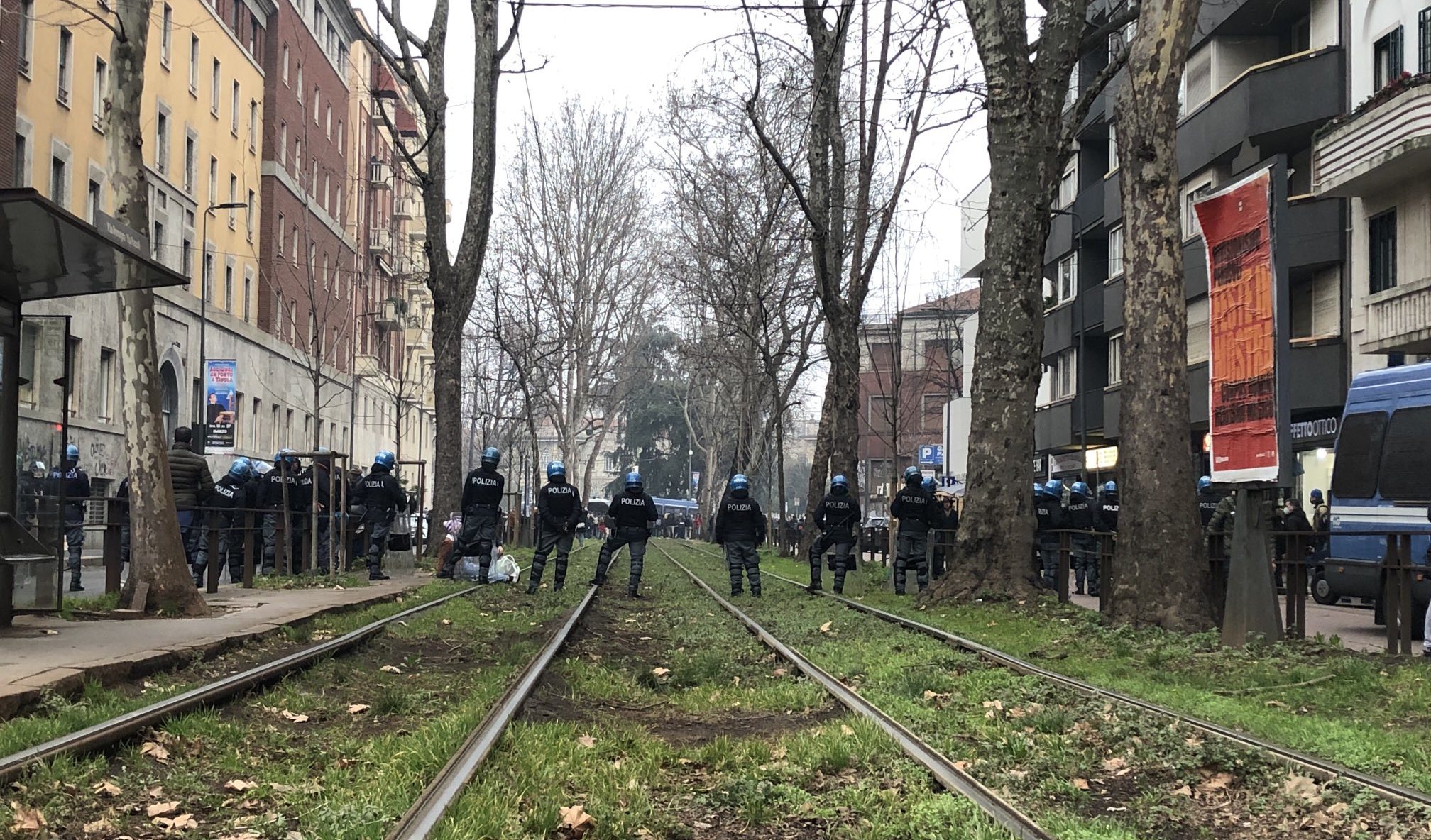 Covid, la polizia blocca un corteo no green pass a Milano