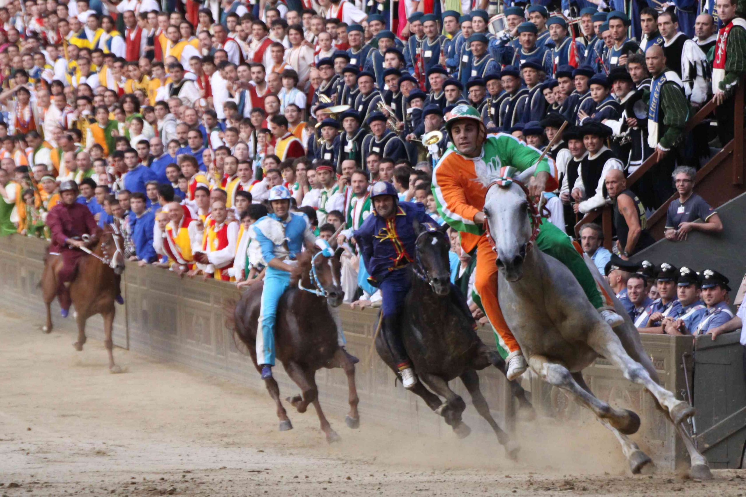 Il Palio di Siena in onda alle 16.45 su La7, si corre dopo il rinvio per pioggia