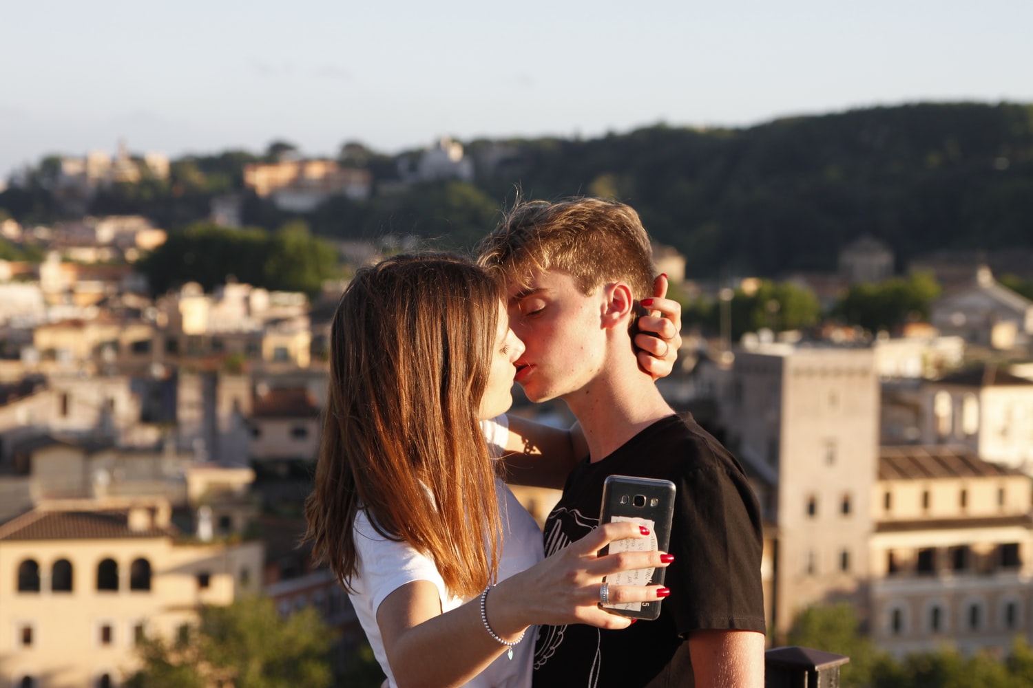 Il sondaggio di skuola.net: 2 adolescenti su 3 vogliono sposarsi, ma 1 su 5 ha già tradito