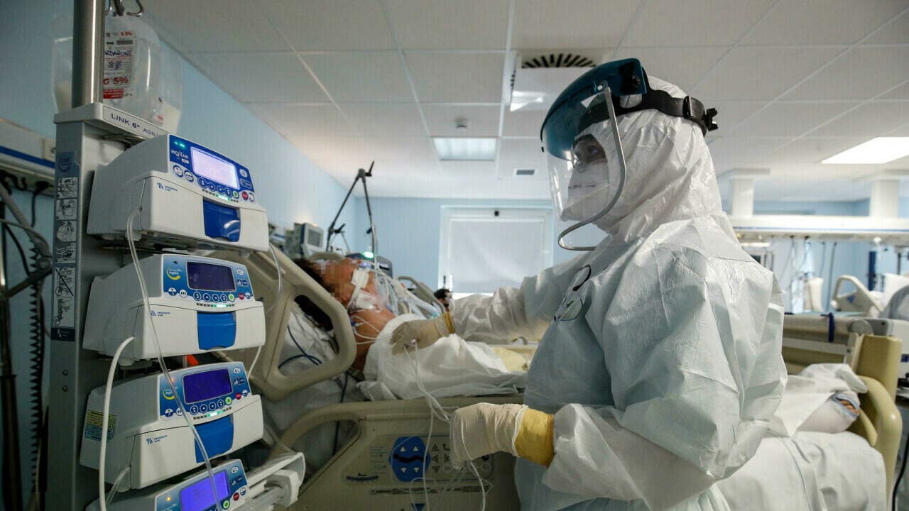 Covid, il rianimatore: "Omicron dominante anche nelle terapie intensive piene di no-vax"