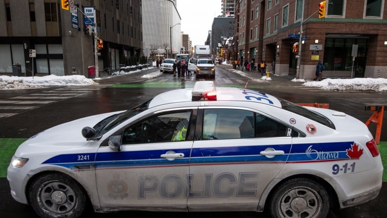 Covid, Ottawa assediata dai no vax: ancora proteste e scontri per le misure adottate dal governo