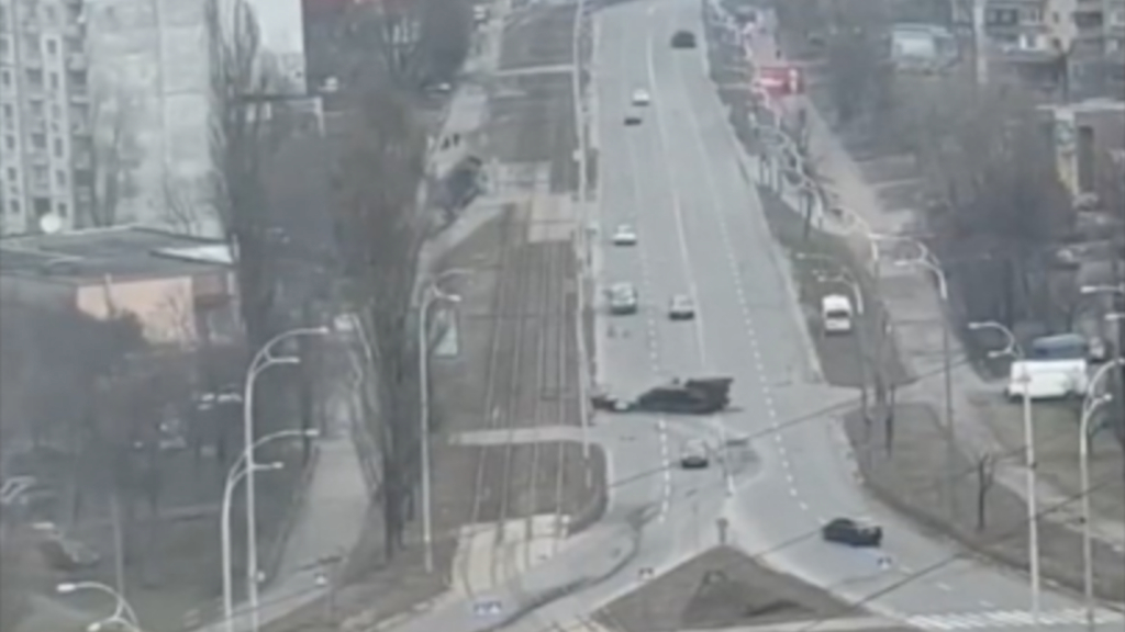 video-carro-armato-russo Guerra in Ucraina: il video di un carro armato russo che travolge l'auto di un anziano