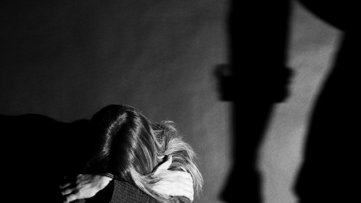 Madre cede la figlia 12enne al compagno per violentarla: indagati entrambi