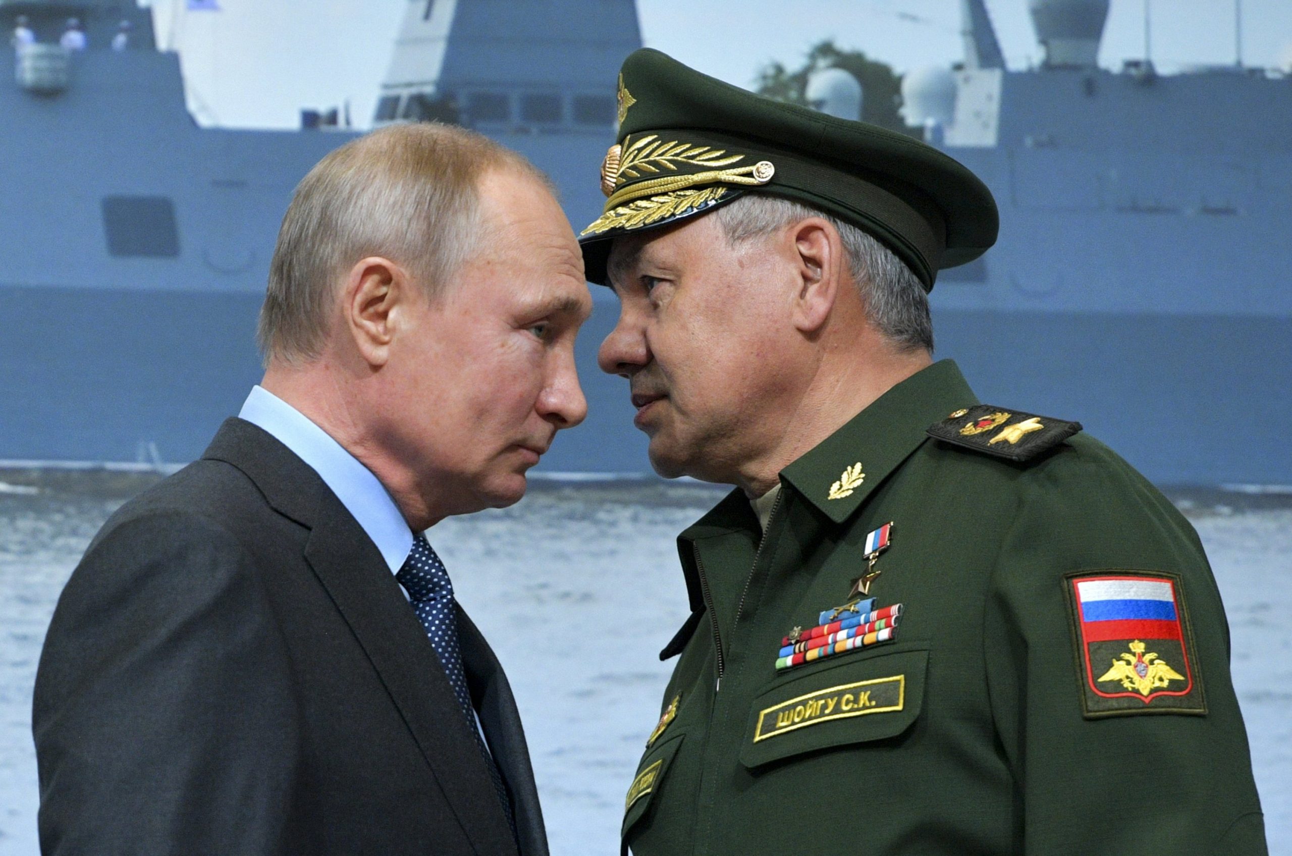 Il ministro della guerra russo Shoigu: "Capodanno speranza per un futuro pacifico" (mentre preparano le bombe)