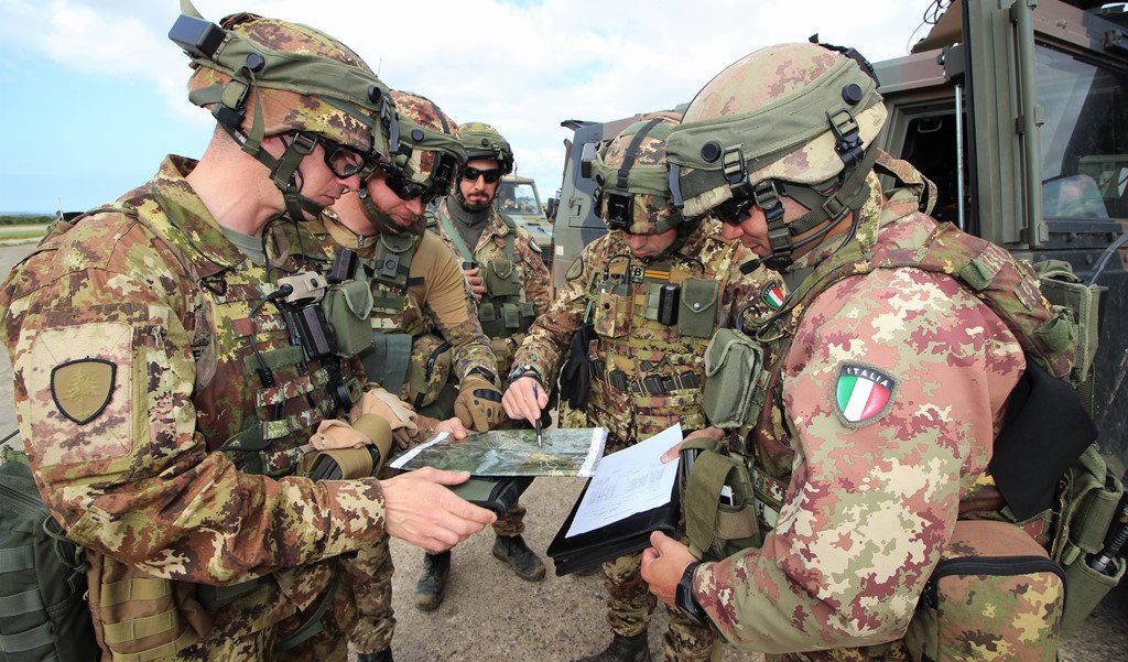 Esercito, circolare dello Stato Maggiore: "Meno congedi e addestramento al warfighting". E scoppia la bufera politica