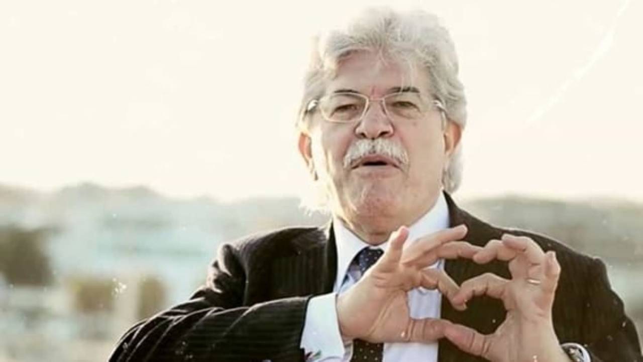 Ucraina, Antonio Razzi al confine: "Non posso entrare nel Paese, ma voglio dare una mano" (anche no)