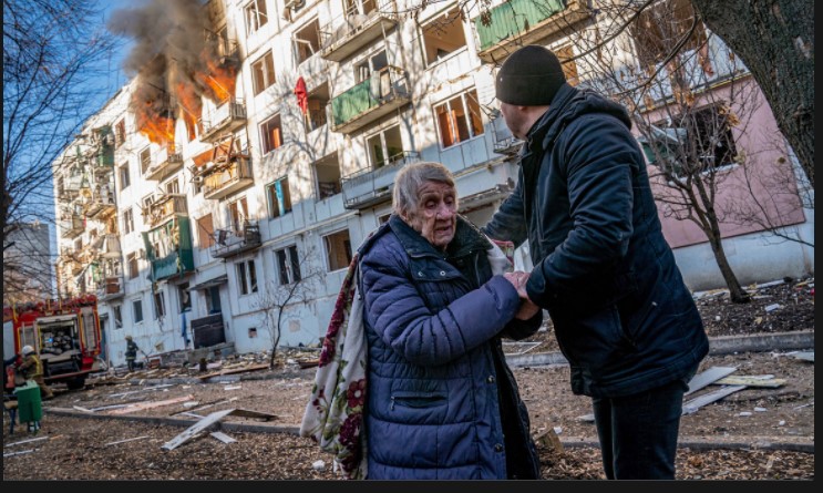 Guerra in Ucraina: una anziana ha ucciso 8 soldati russi offrendo torte avvelenate Guerra in Ucraina: una anziana ha ucciso 8 soldati russi offrendo torte avvelenate