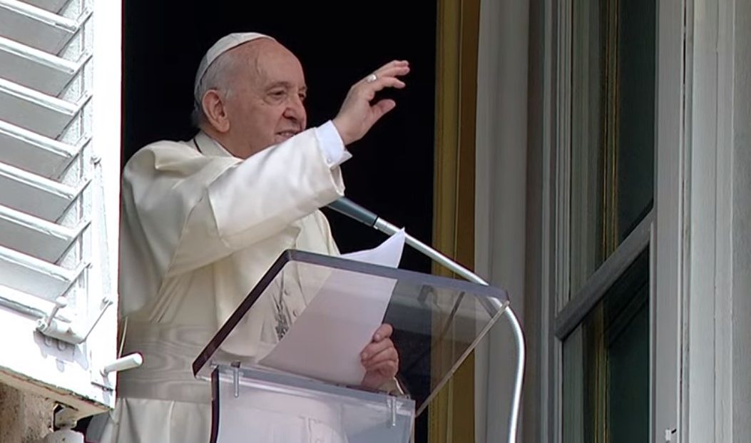 Il Papa fa un invito a onorare le suocere: "Fatele felici, hanno dato tutto"