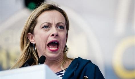 Meloni, strumentalizza l'Ucraina: "Emergenza umanitaria? Sì, ma togliere l'emergenza sanitaria"