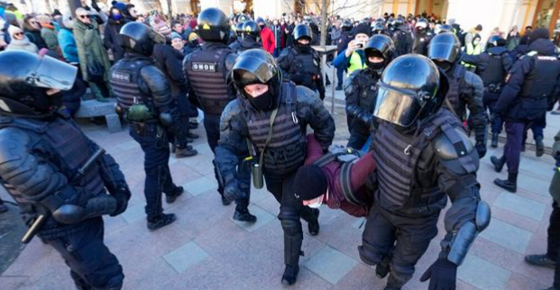 Russia, oggi il voto sulla legge marziale: divieto di manifestare e censura di tutti i media