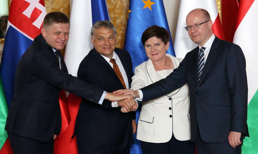 Orban troppo morbido con Putin e Visegrad si spacca: Polonia e Rep. Ceca non inviano i loro rappresentanti a Budapest