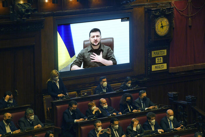 Ucraina: al via incontro Parlamento italiano con Zelensky Ucraina, Zelensky parla al Parlamento italiano: "Mariupol rasa al suolo, grande come la vostra Genova"
