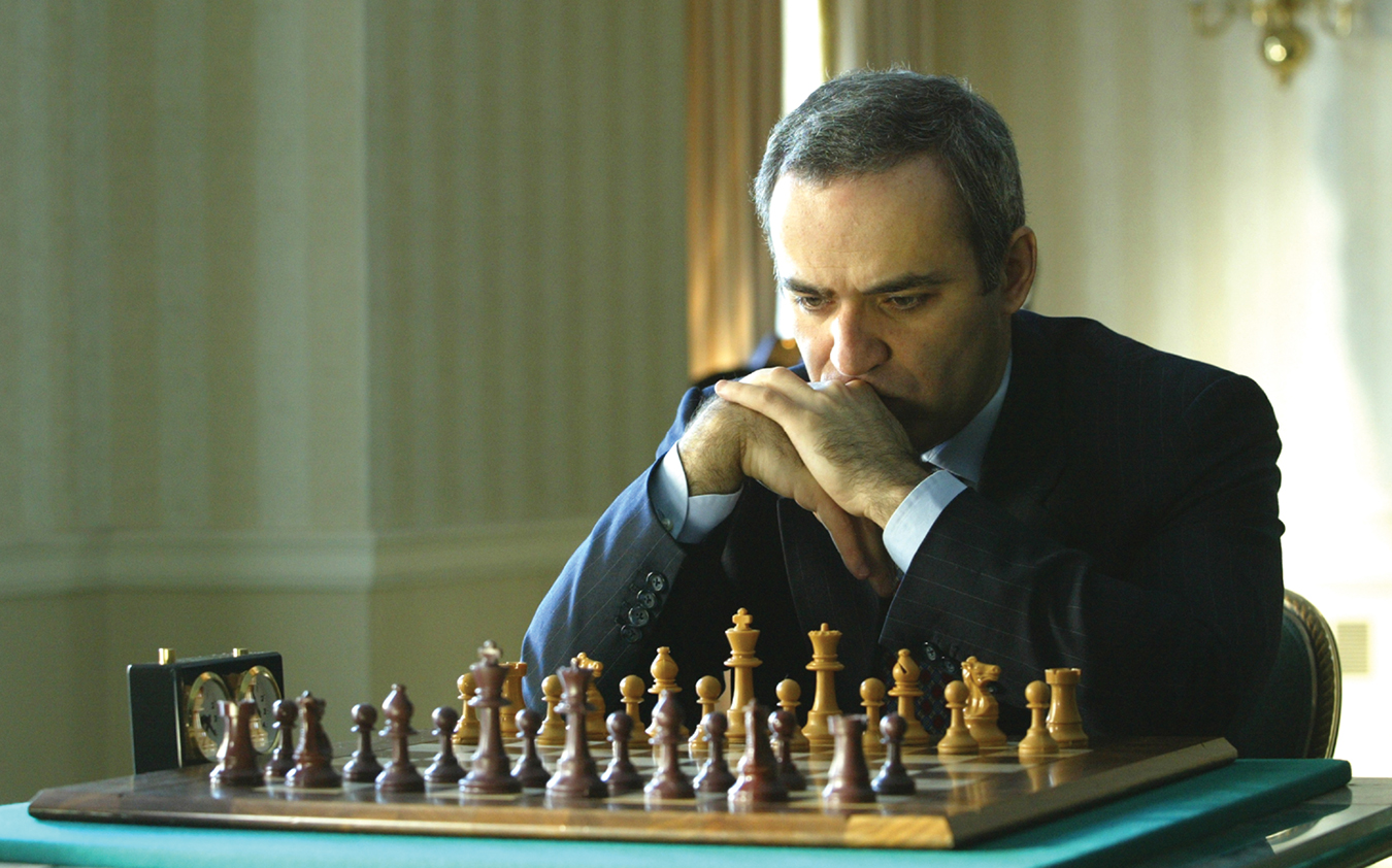 Russia, Garry Kasparov inserito nella lista dei terroristi ed estremisti: il perché della decisione sullo scacchista