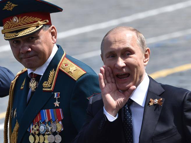 Putin, da QAnon ai camerati italiani: suprematisti bianchi e neonazisti al soldo dello Zar