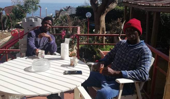 Palermo, una donna si offre di ospitare due profughi ucraini, ma cambia idea quando scopre che sono neri