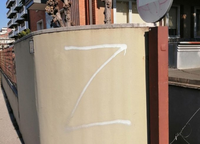 Una famiglia ucraina a Gorizia trova una 'Z', simbolo dell'invasione russa, sul cancello di casa