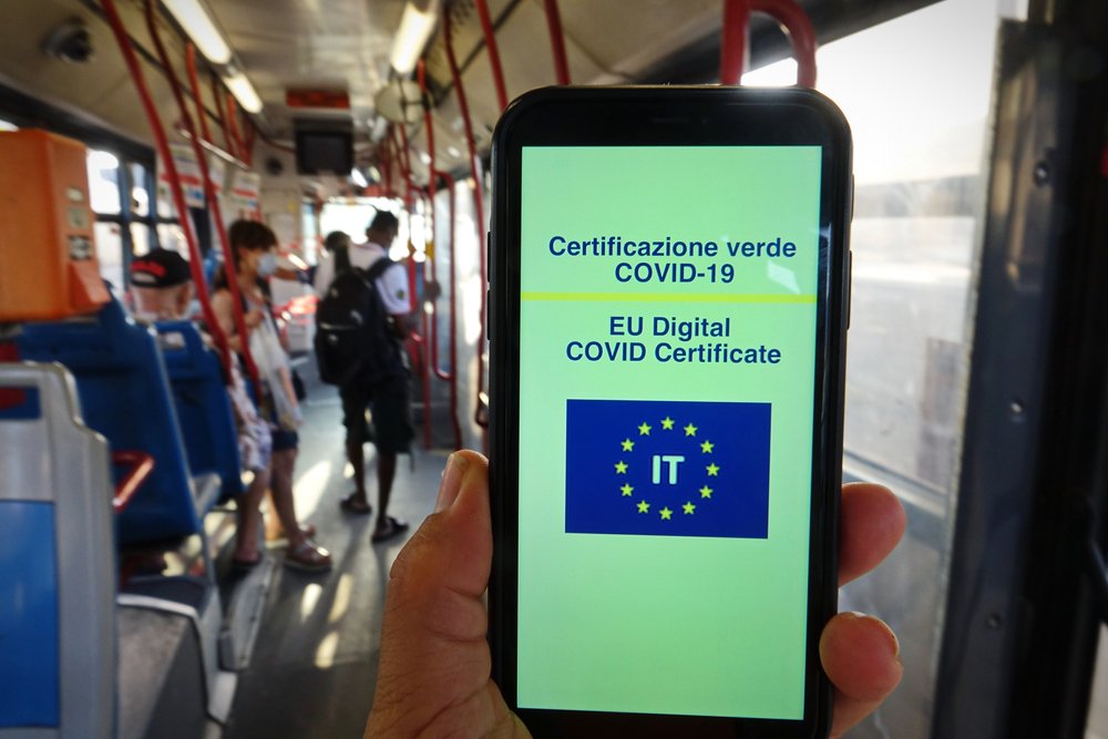 Addio al Green Pass per autobus, musei e attività commerciali: cosa cambia dal 1 aprile