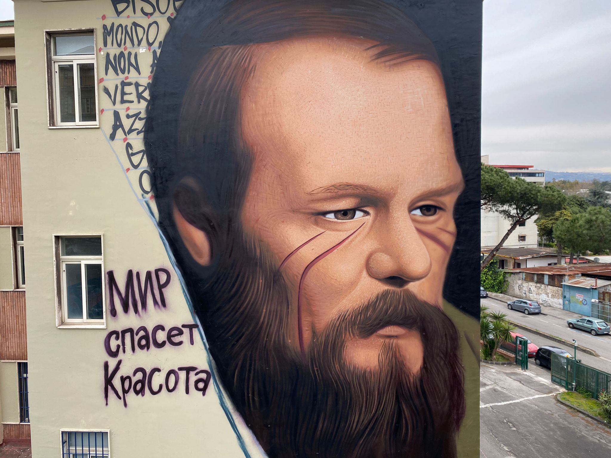 Putin si complimenta con l'artista napoletano Jorit: "Il tuo murales su Dostoevskij dà speranza"