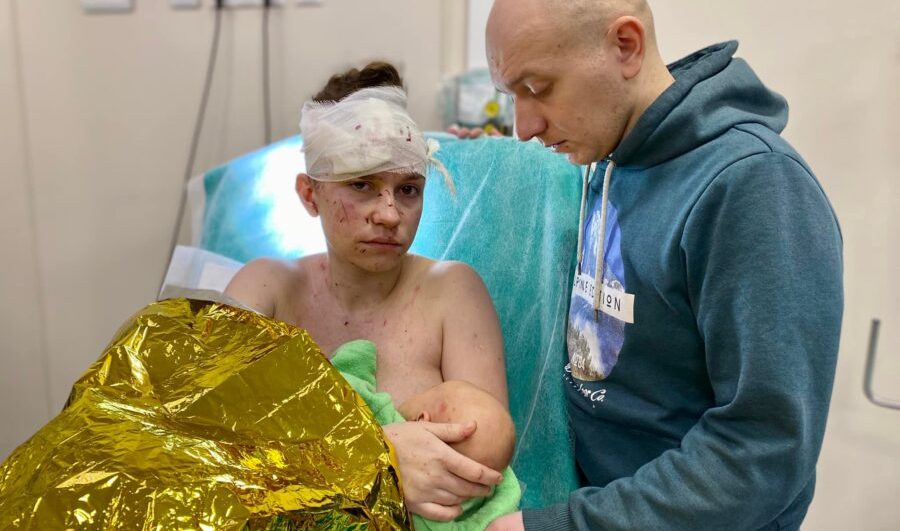 Ucraina, una famiglia sopravvive alle bombe: neonata salvata dal corpo della sua mamma