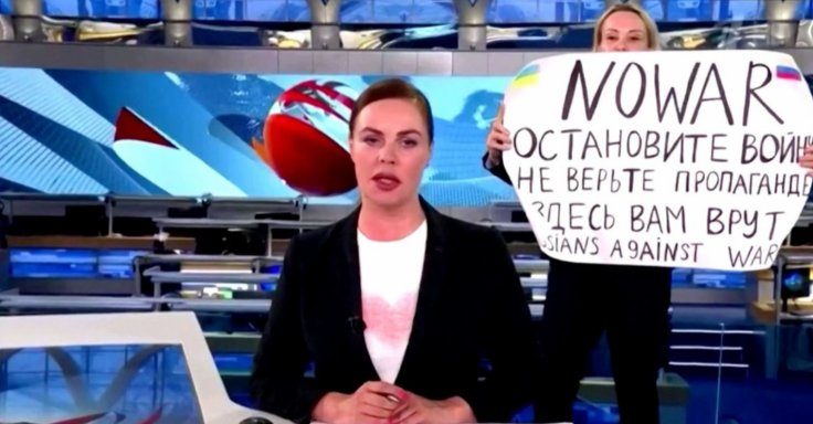 Russia, Marina Ovsyannikova: "La popolazione è zombificata dalla propaganda del Cremlino"