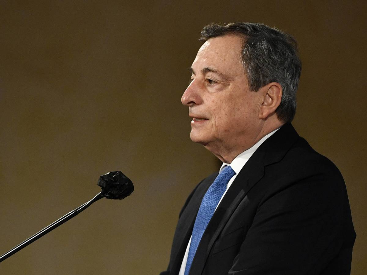 Ucraina, Draghi vuole rispettare i patti Nato: "Spese militari al 2% o salta il Governo"