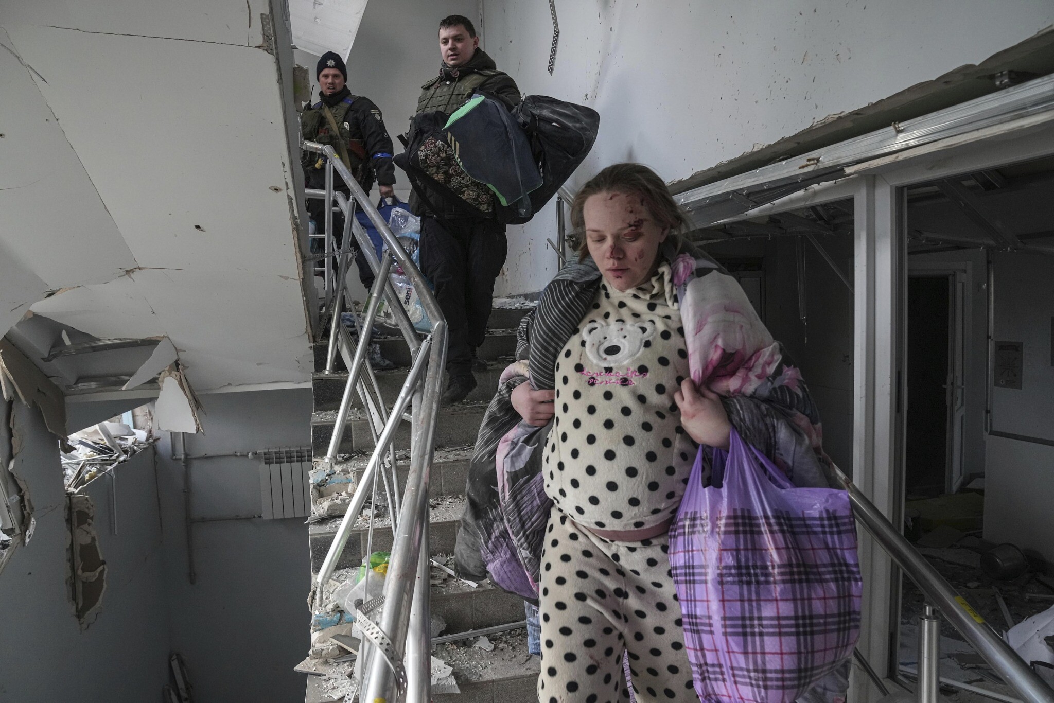 Mariupol-ospedale-ucraina L'Ambasciata russa in Italia: "L'ospedale di Mariupol era occupato dai nazisti". Ditelo a quei bambini uccisi