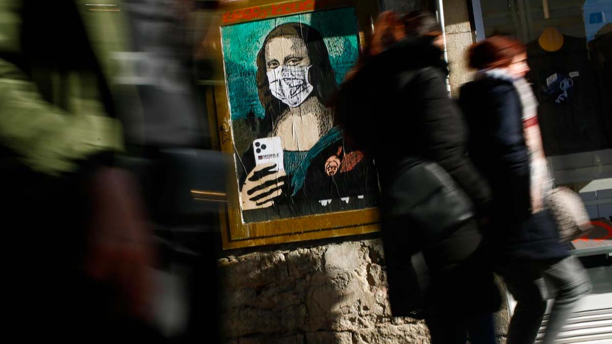 Covid, la curva torna a salire: +1.5% in 7 giorni, diminuiscono i ricoveri e le terapie intensive